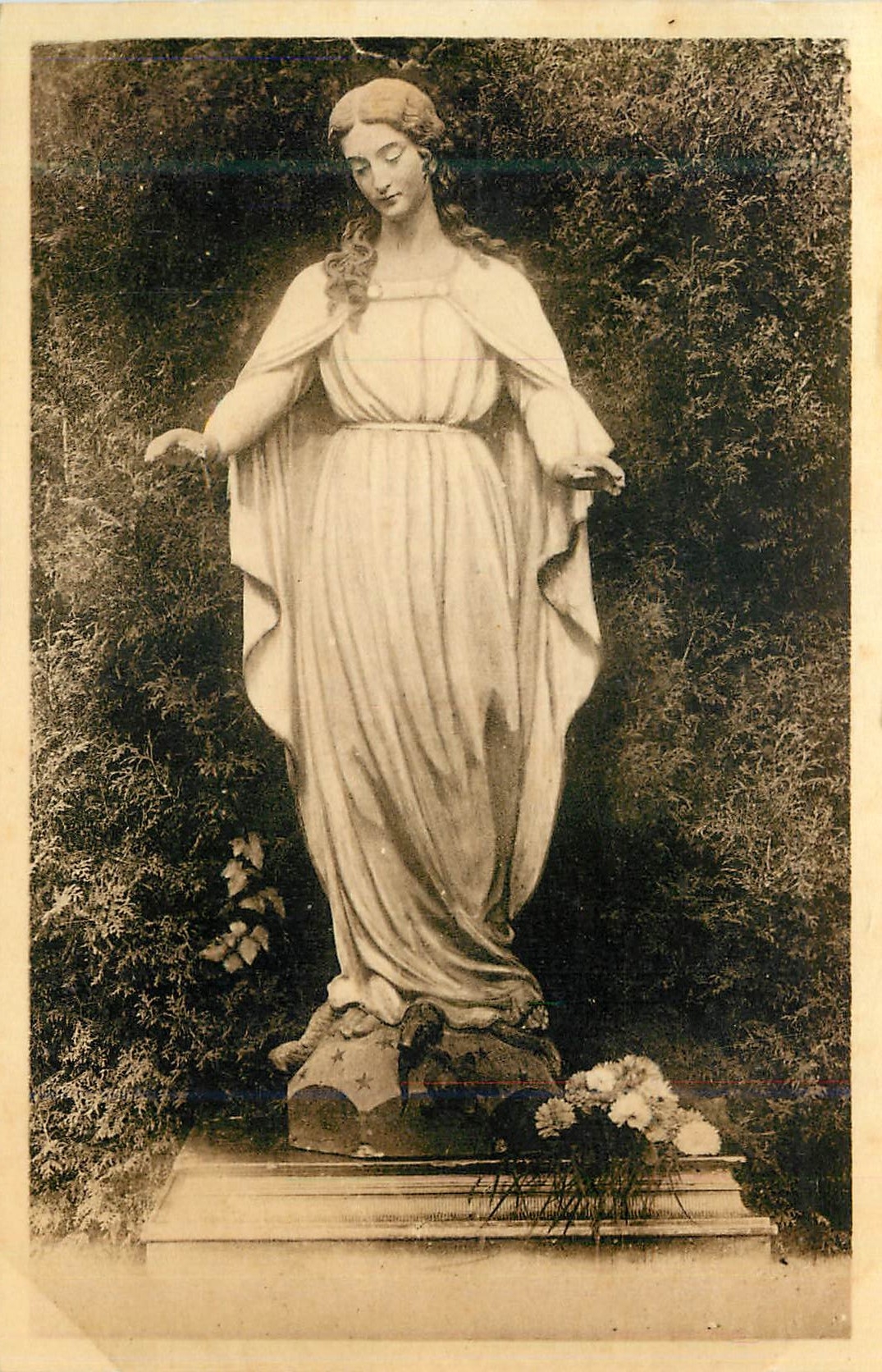 Statue de la Vierge Immaculée — Modèle du pèlerinage de N.-D. de Sion, Vézelise — Chapelains