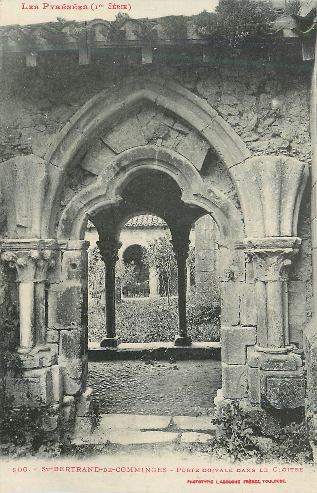 CPA Les pyrenees (1er serie) 200 st bertrand de comminges porte ocivale dans le cloitre
