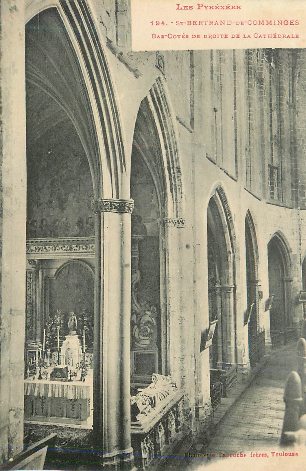 CPA Les pyrenees 194 st bertrand de comminges bas cote de droite de la cathedrale