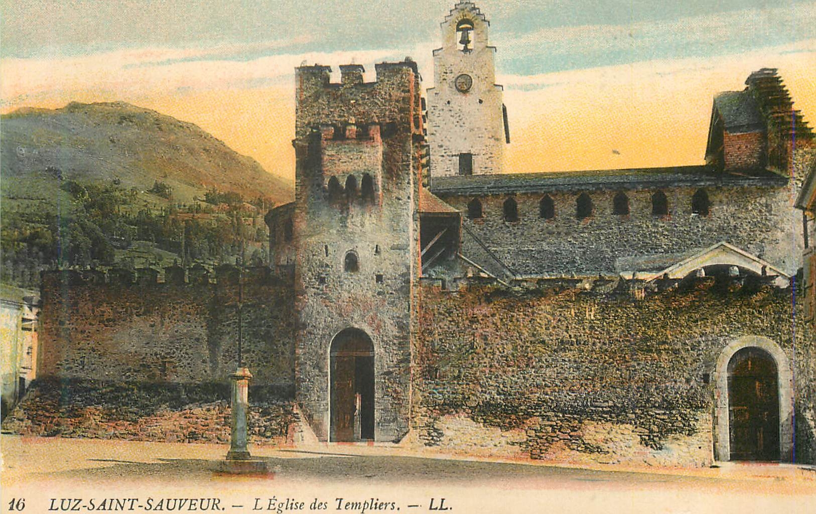 CPA 16 luz saint sauveur l eglise des templiers