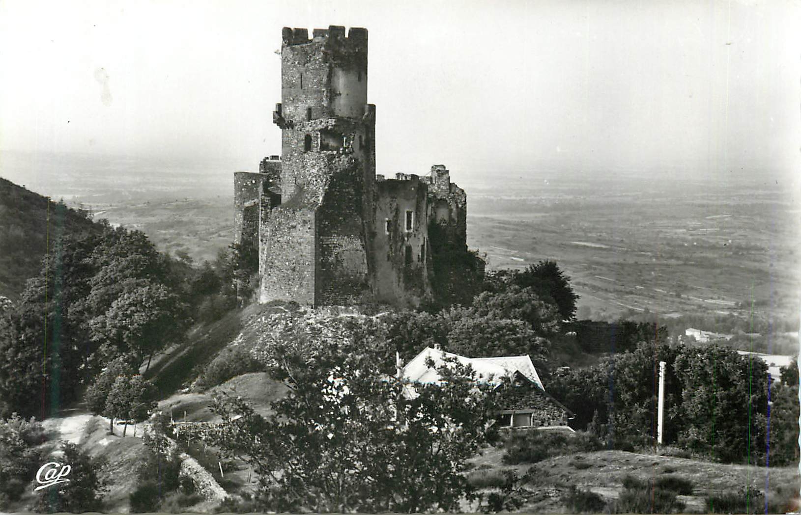 CPM L Auvergne Chateau de Tournoel 