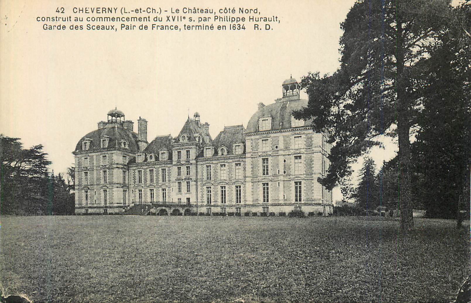 Cheverny (Loir-et-Cher) — Le Château, côté Nord, construit au commencement du XVIIe s. par Philippe Hurault, Garde des Sceaux, Pair de France, terminé en 1634 — R. D.