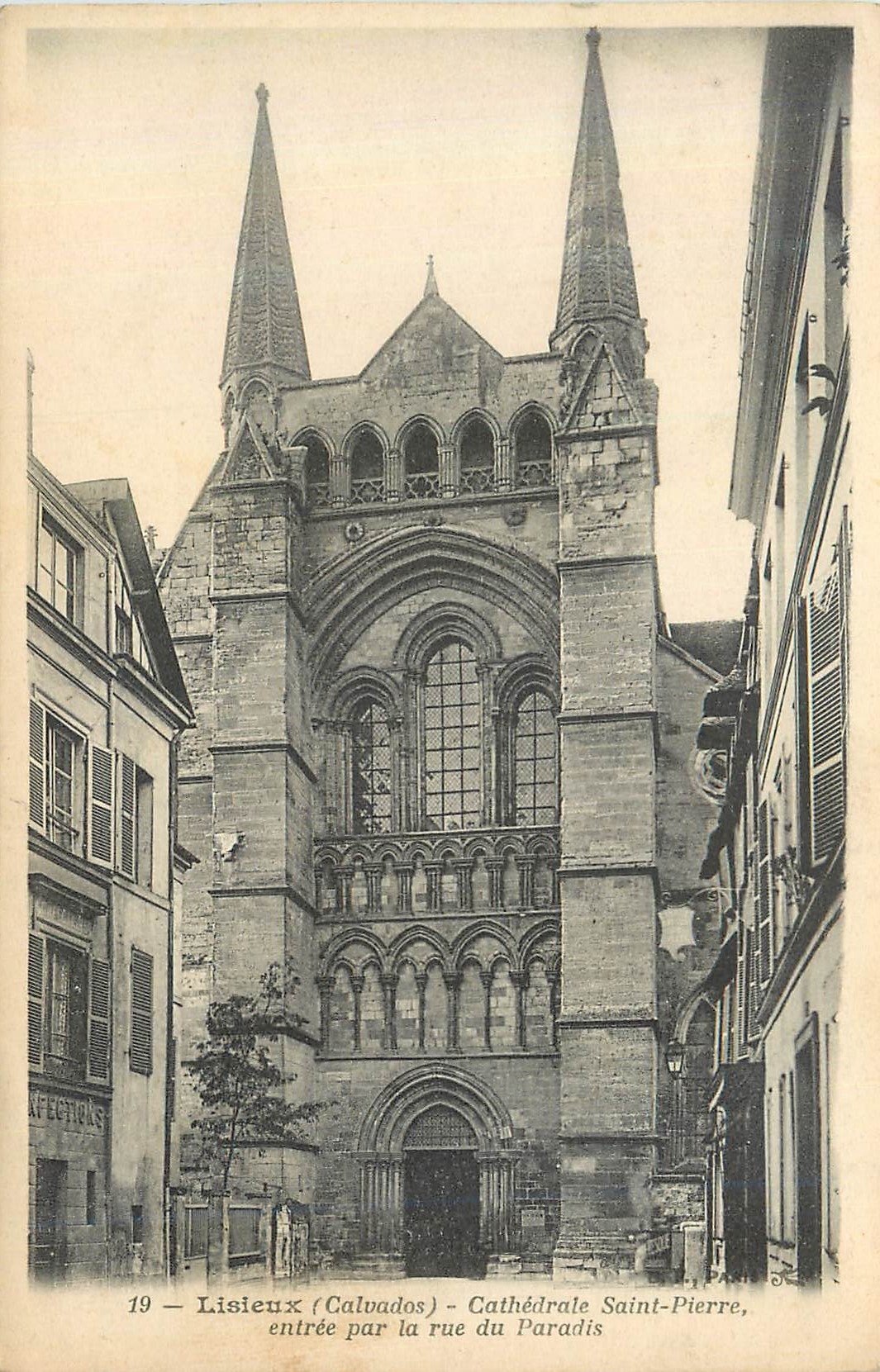 CPA Lisieux Calvados Cathedrale Saint Pierre entree par la rue du Paradis 