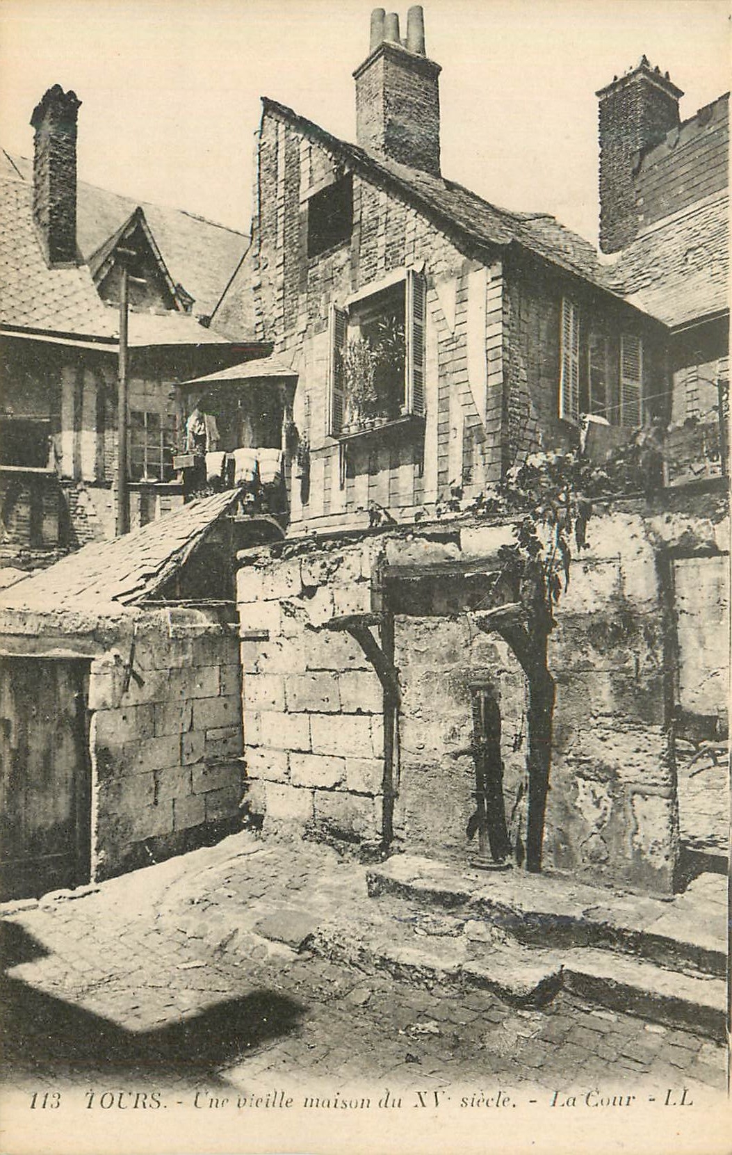 CPA Tours Une vielle maison  du 15eme La Tour