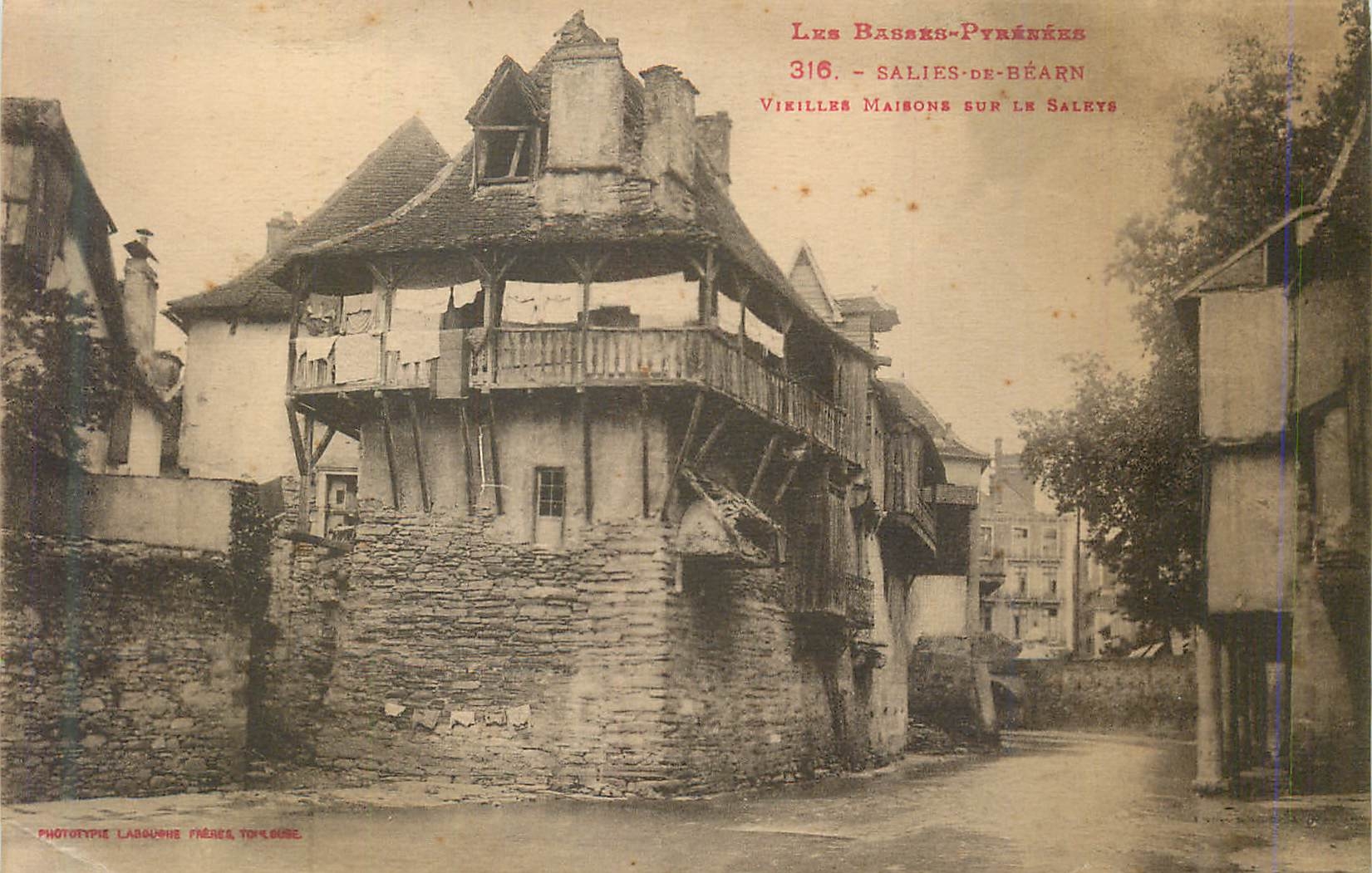 CPA Salies de Bearn Vieilles Maisons sur le Saleys 