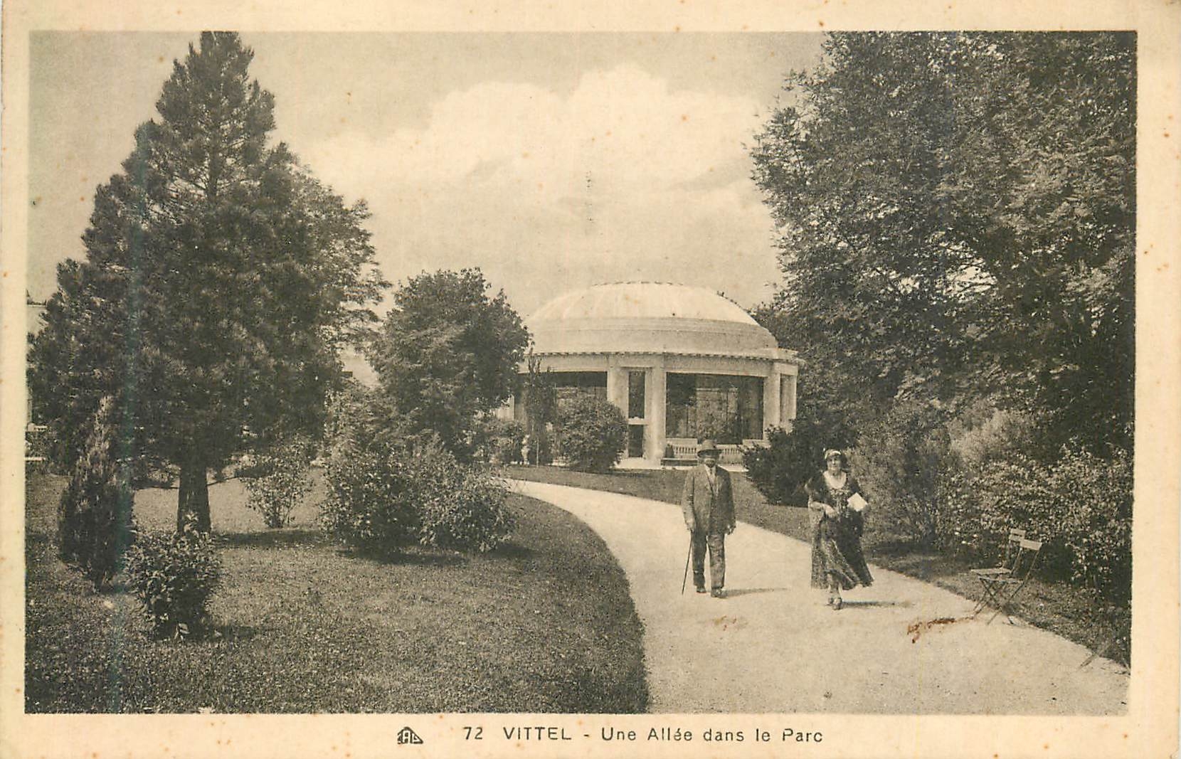 CPA Vittel Une Allee dans le Parc 