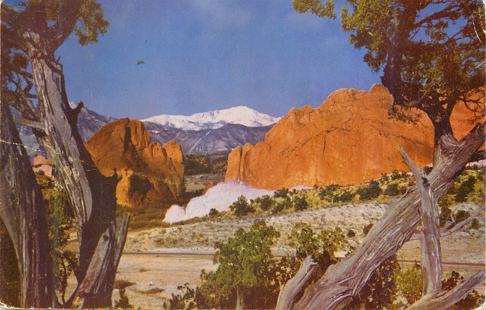 Gateway to the Garden of the Gods — Pikes Peak enneigé — Published by Pikes Peak News Agency