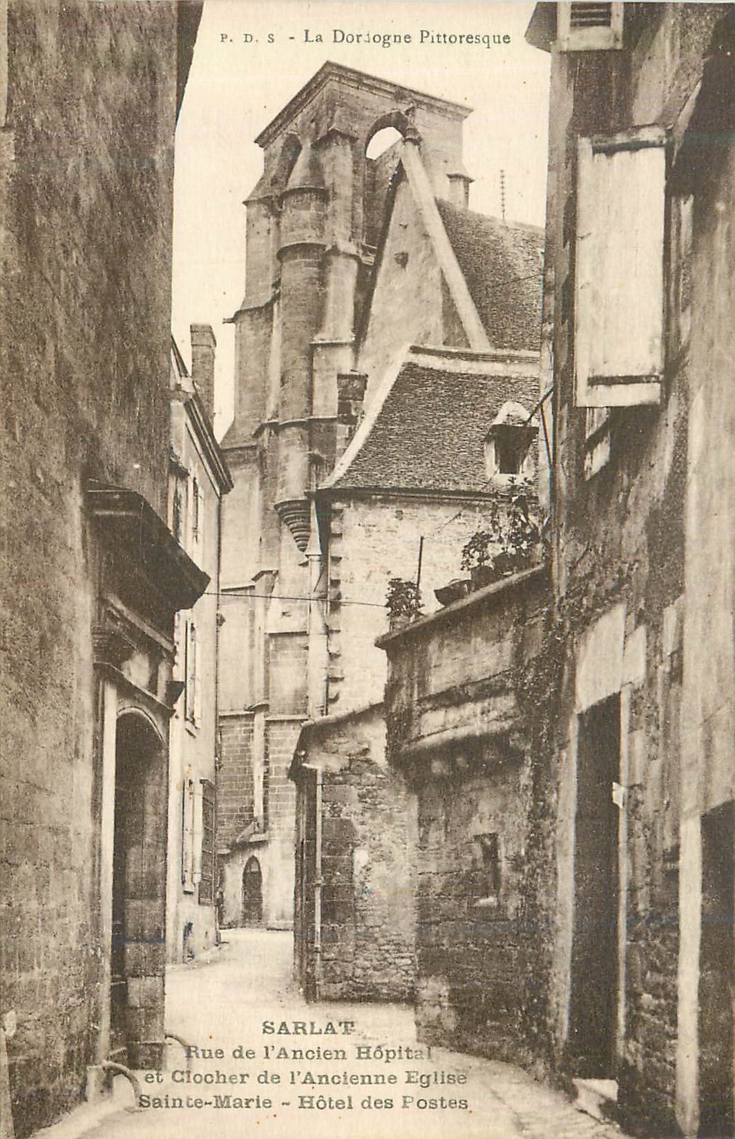 CPA Sarlat Rue de l Ancien Hopital et clocher de l Ancienne Eglise Sainte Marie 