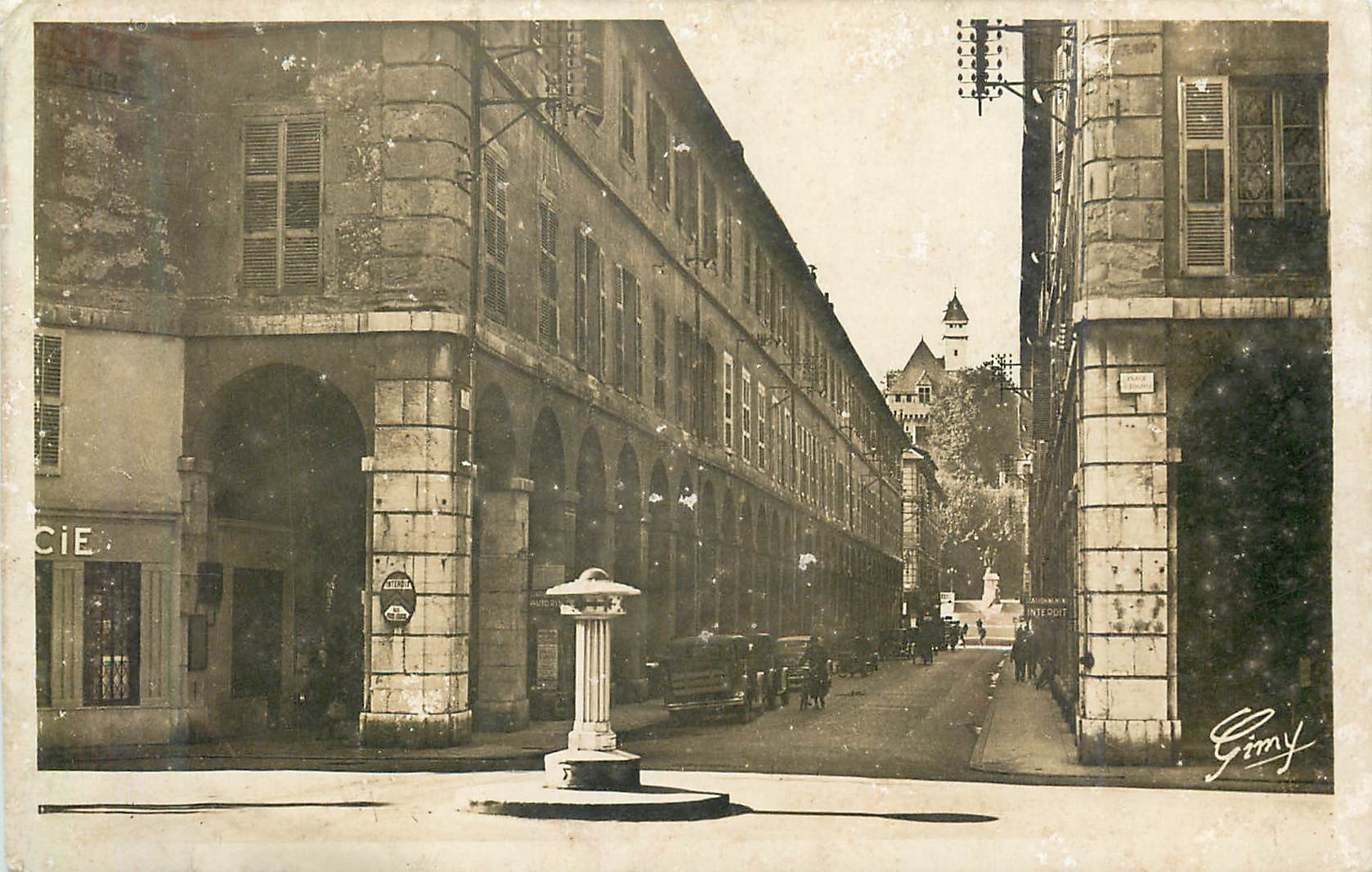 CPA Chambery Rue de Boigne Les Portiques Au fond le chateau des Ducs de Savoie 