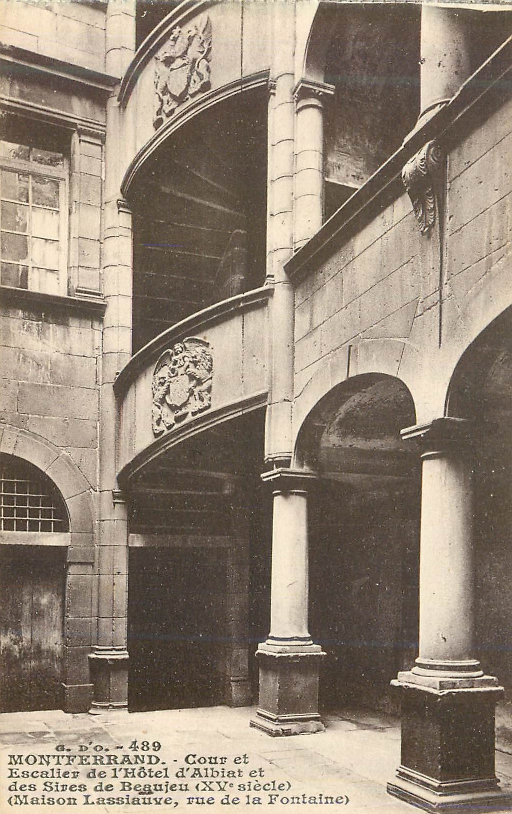 CPA Montferrand Cour et Escalier de l Hotel d Albiat et des Sires de Beaujeu 
