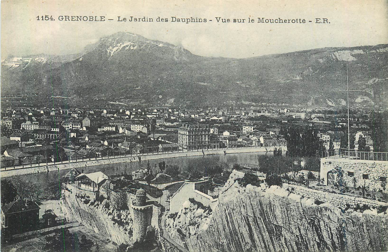 CPA Grenoble Le Jardin des Daupins Vue sur le  Moucherotte 
