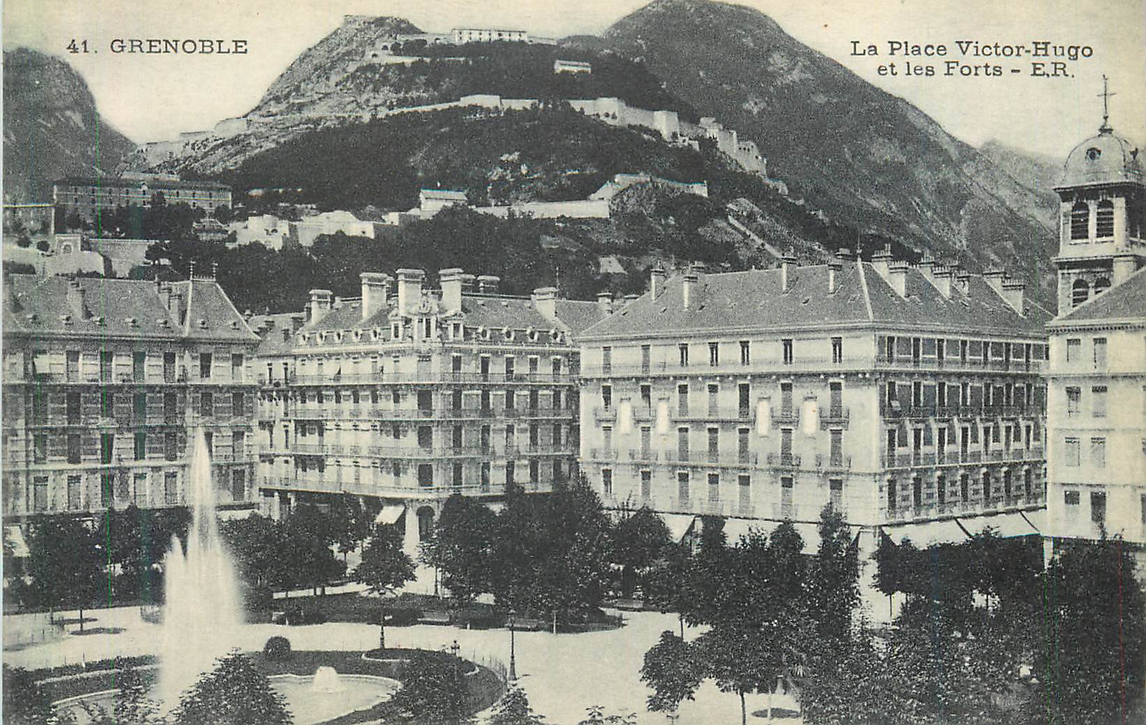 CPA Grenoble La Place Victor Hugo et les Forts 