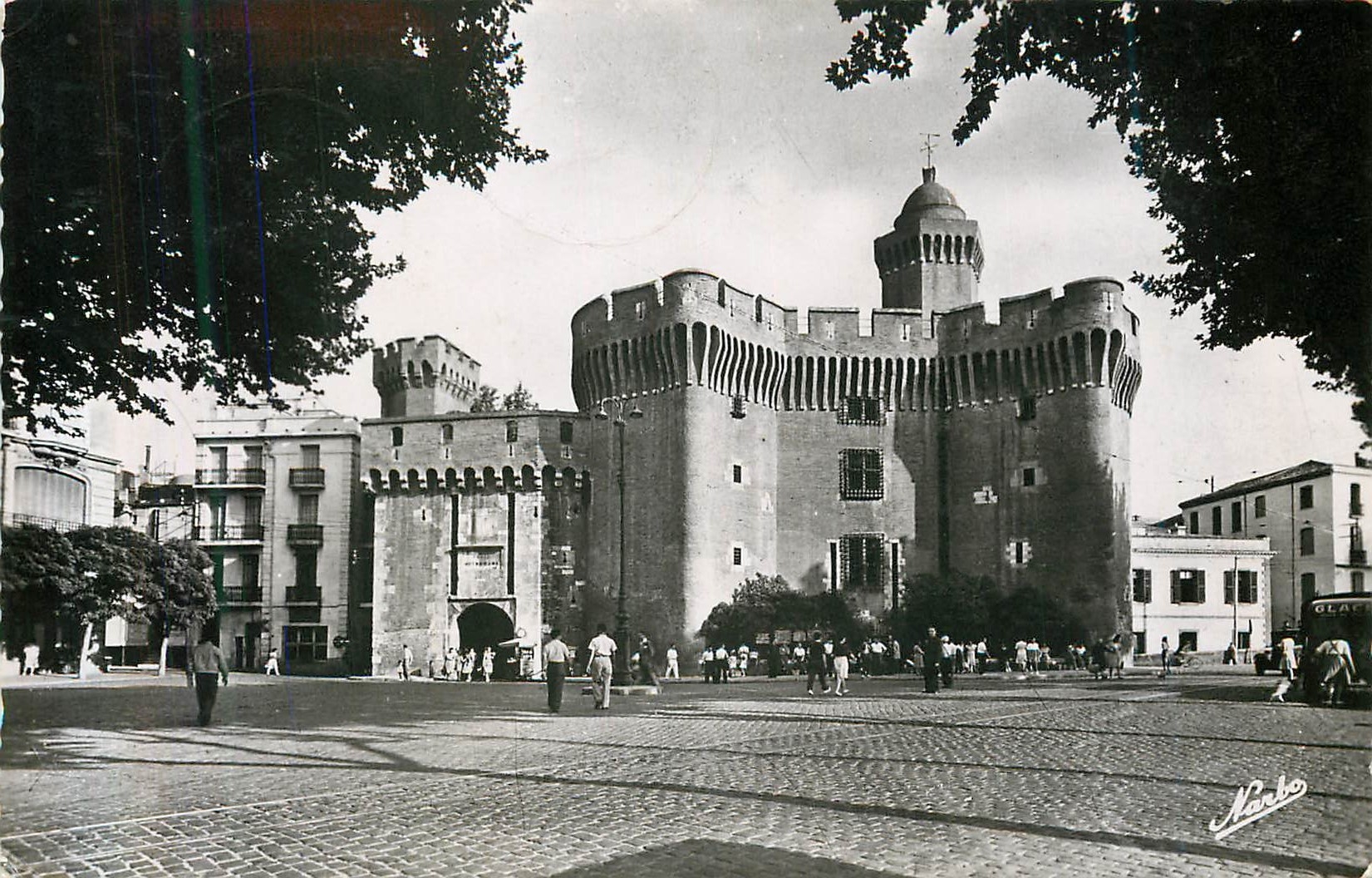 CPM Perpignan Pyr Or Le Castillet et la Place de la Victoire Vue d ensemble 