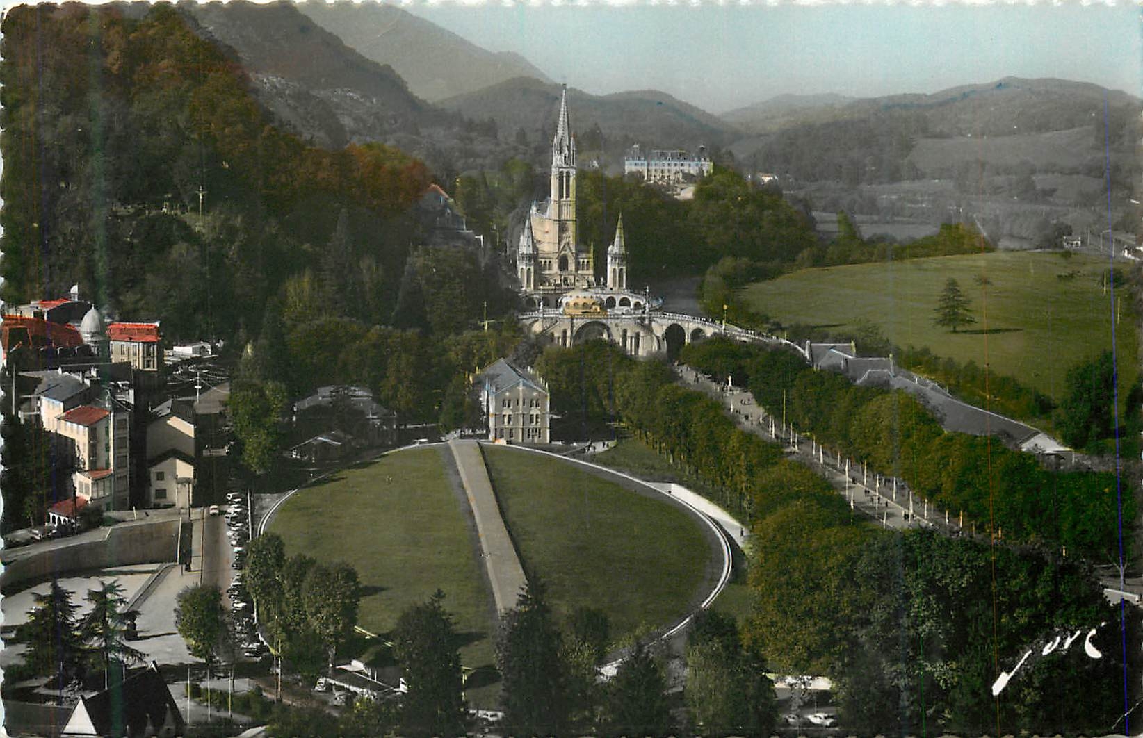 CPM Lourdes HP Le dome de la Basilique Pie X 
