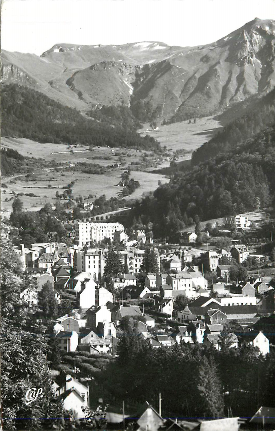 CPM Le Mont Dore P de D Vue generale et le Sancy 