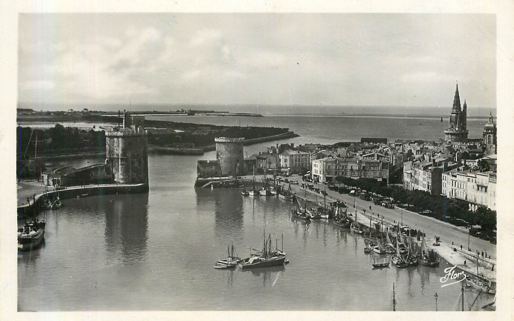 CPM La Rochelle Panorama de l entree du Port La Tour St Nicolas et la tour de la Chaine Bateaux