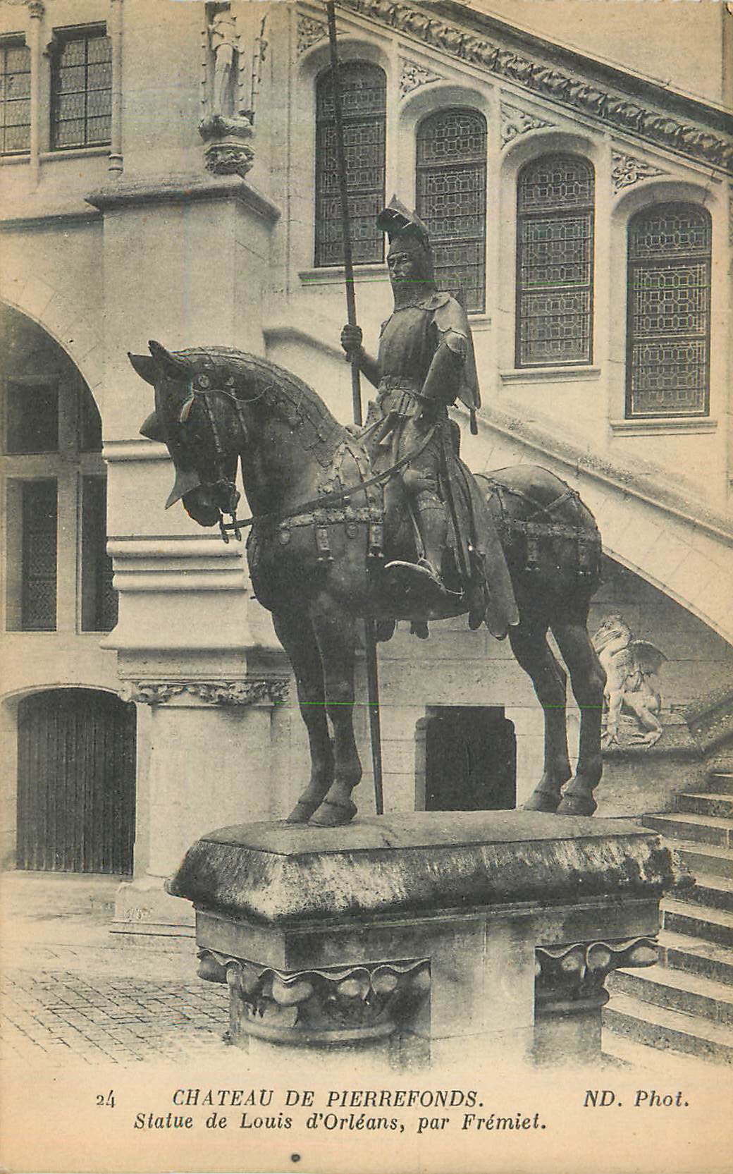 CPA Chateau de Pierrefonds Statue de Louis d Orleans par Fremiel 