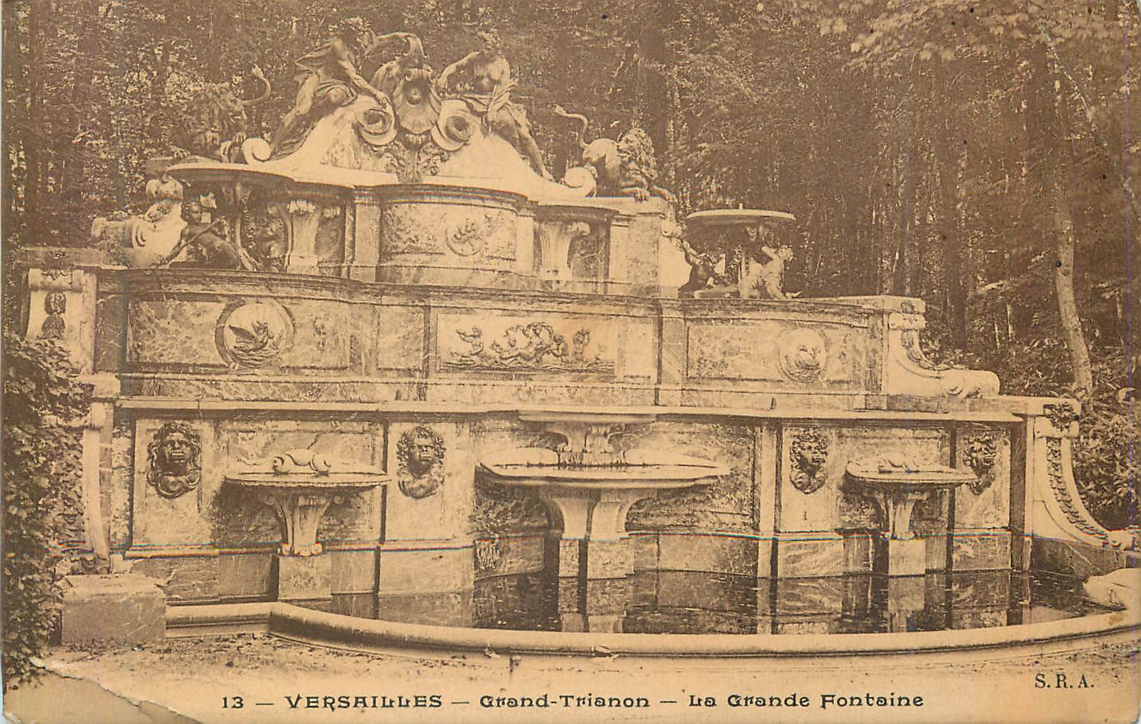 CPA Versailles Grand Trianon Le Grande Fonrtaine 