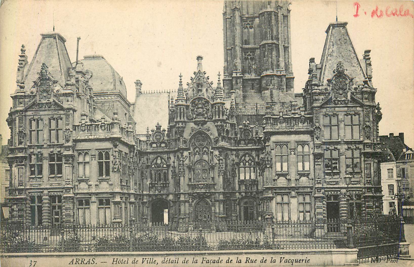 CPA Arras Hotel de Ville detail de la Facade de la RUe de la Vacquerie 