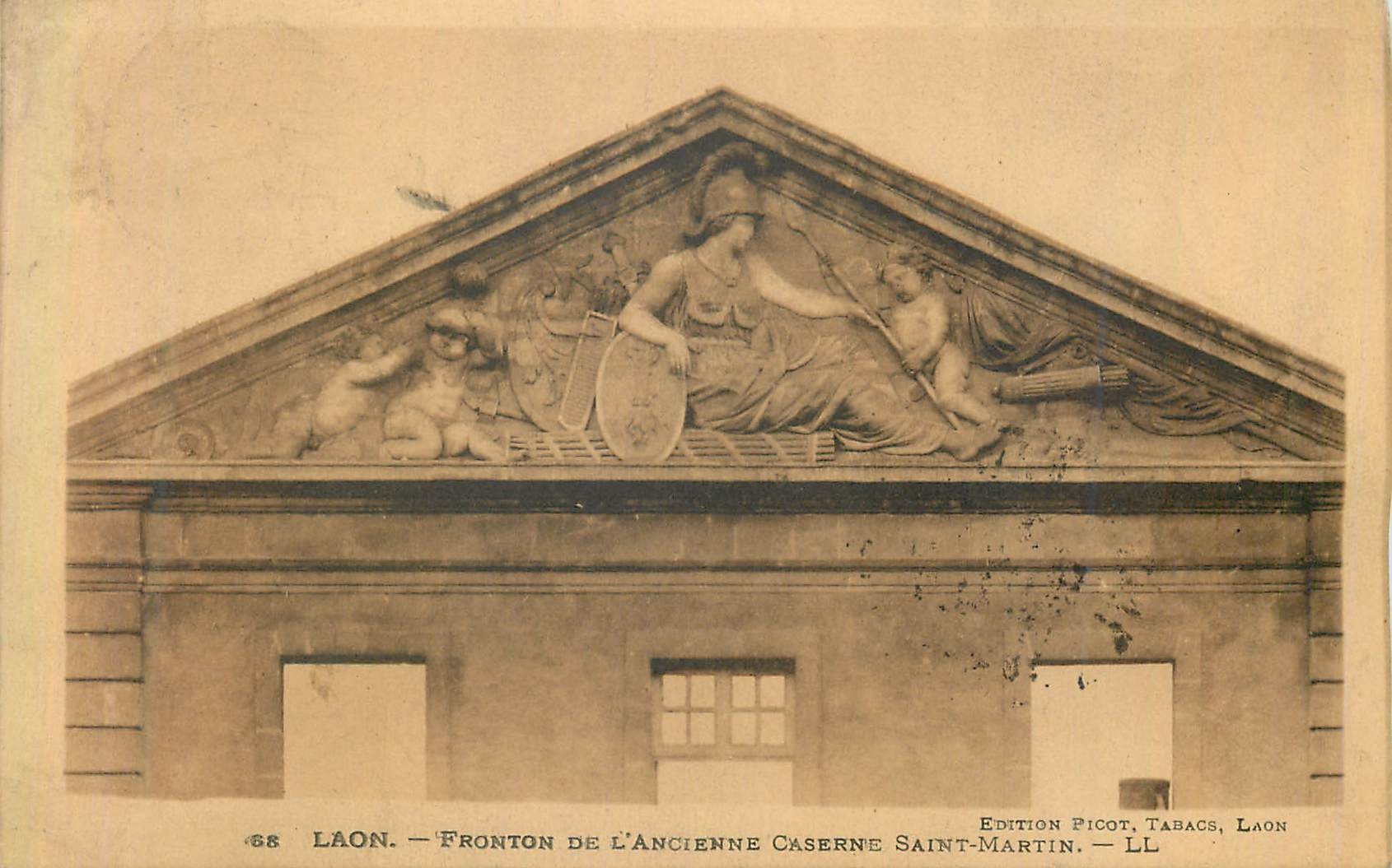 CPA Laon Fronton de l Ancienne Caserne Saint Martin 