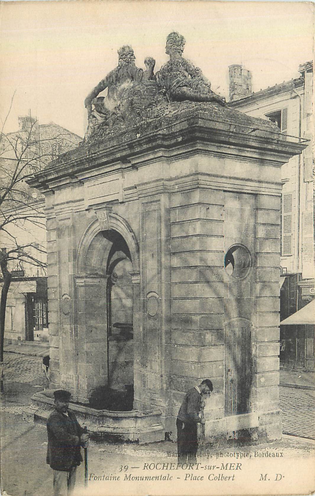 CPA Rochefort sur Mer Fontaine Monumentale Place Colbert 