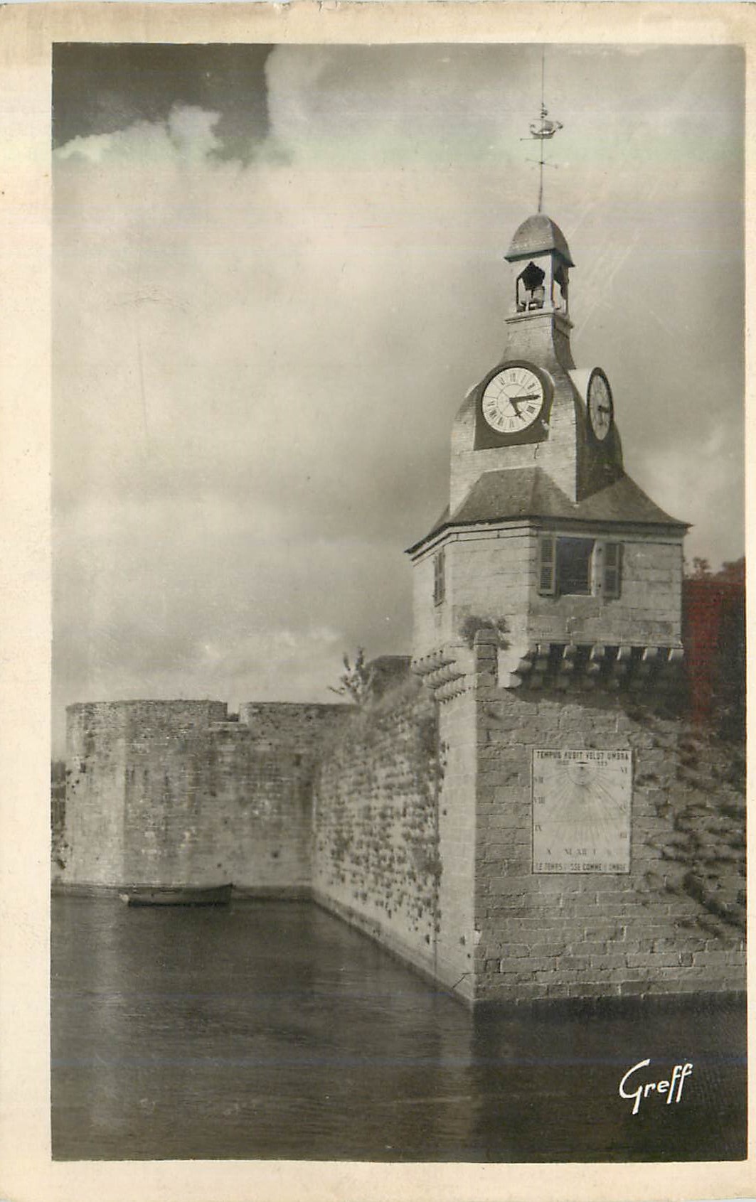 CPA Concarneau Finistere Tour de l Horloge 