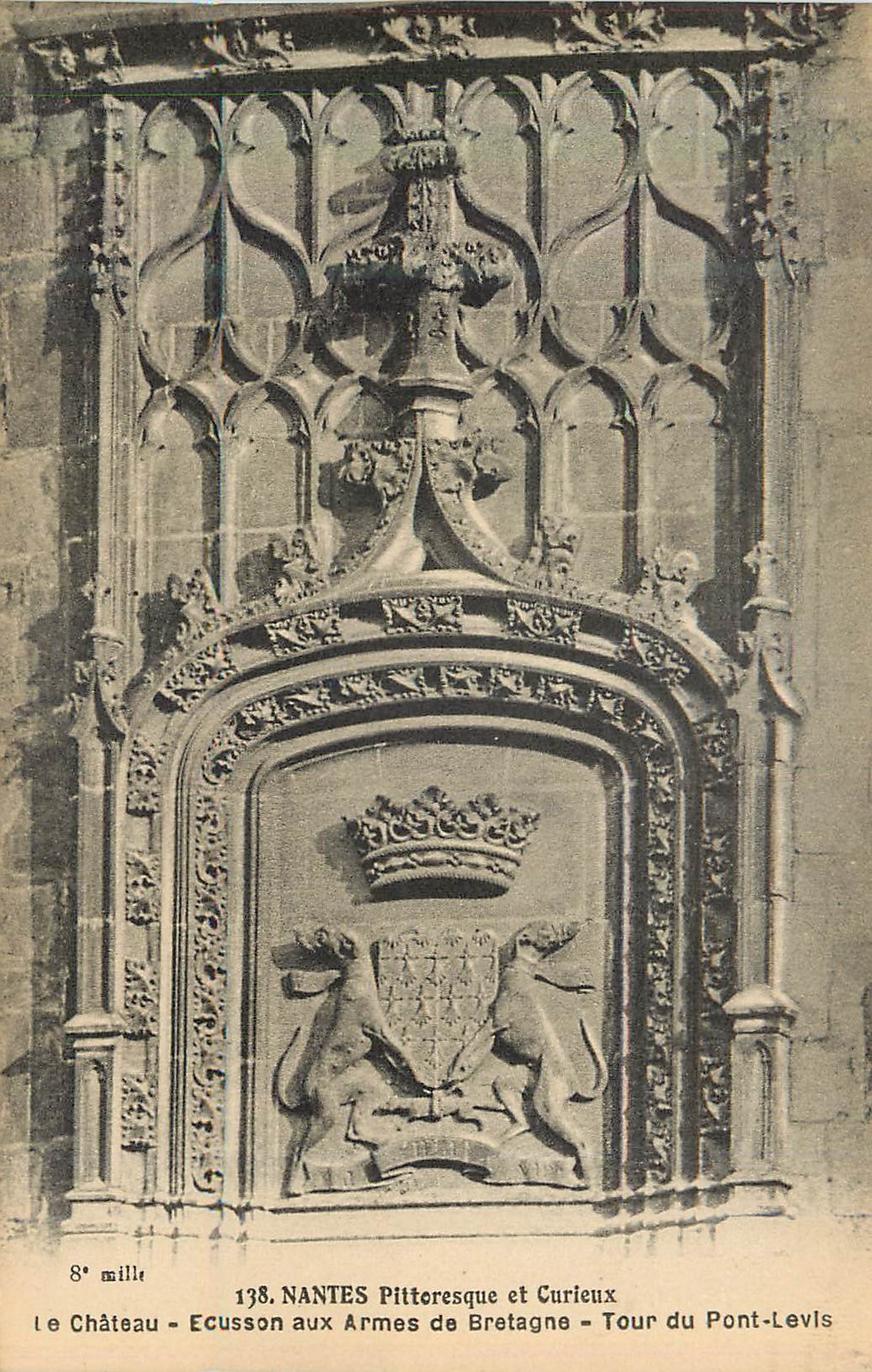 CPA Nantes Le Chateau Ecusson aux Armes de Bretagne 
