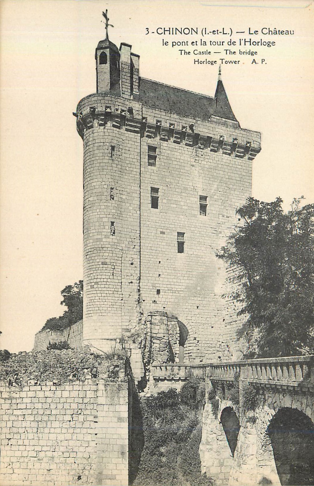 CPA Chinon Le Chateau le Pont et la tour de l Horloge 