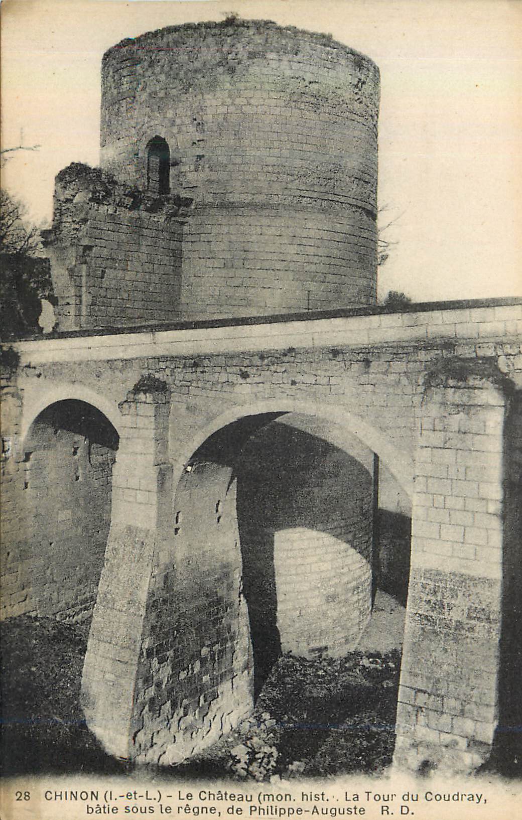 CPA Chinon Le Chateau Mont La Tour du Coudray 