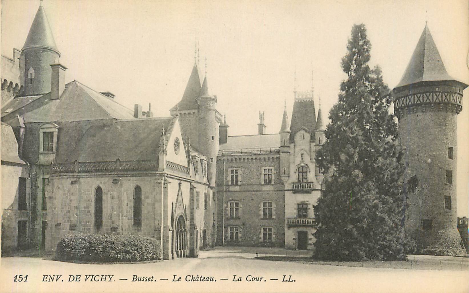 CPA Env de Vichy Busset Le Chateau La Cour 