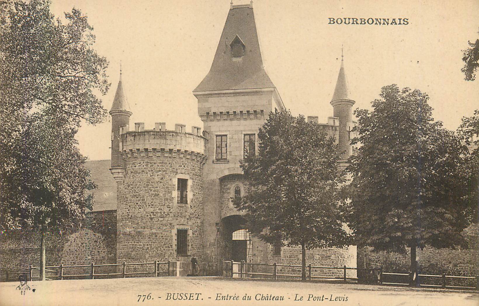 CPA Busset Entree du Chateau Le Pont Levis 