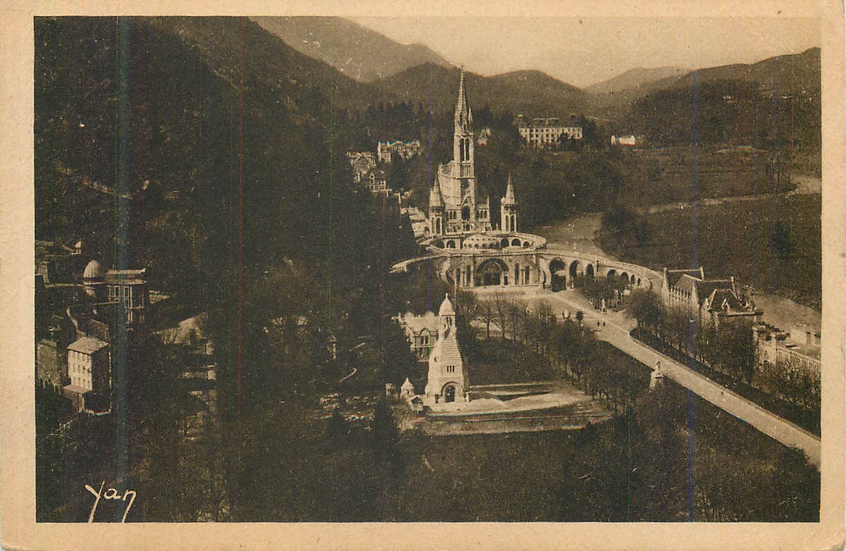 CPA Lourdes La Basilique vue du Chateau Fort 