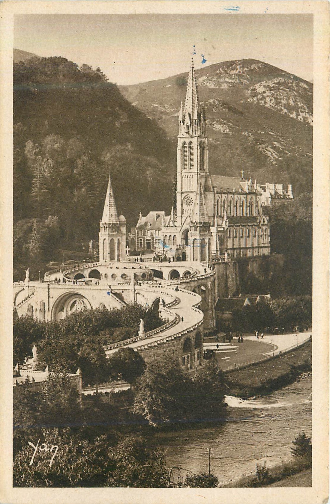 CPA Lourdes La Basilique et le gave 