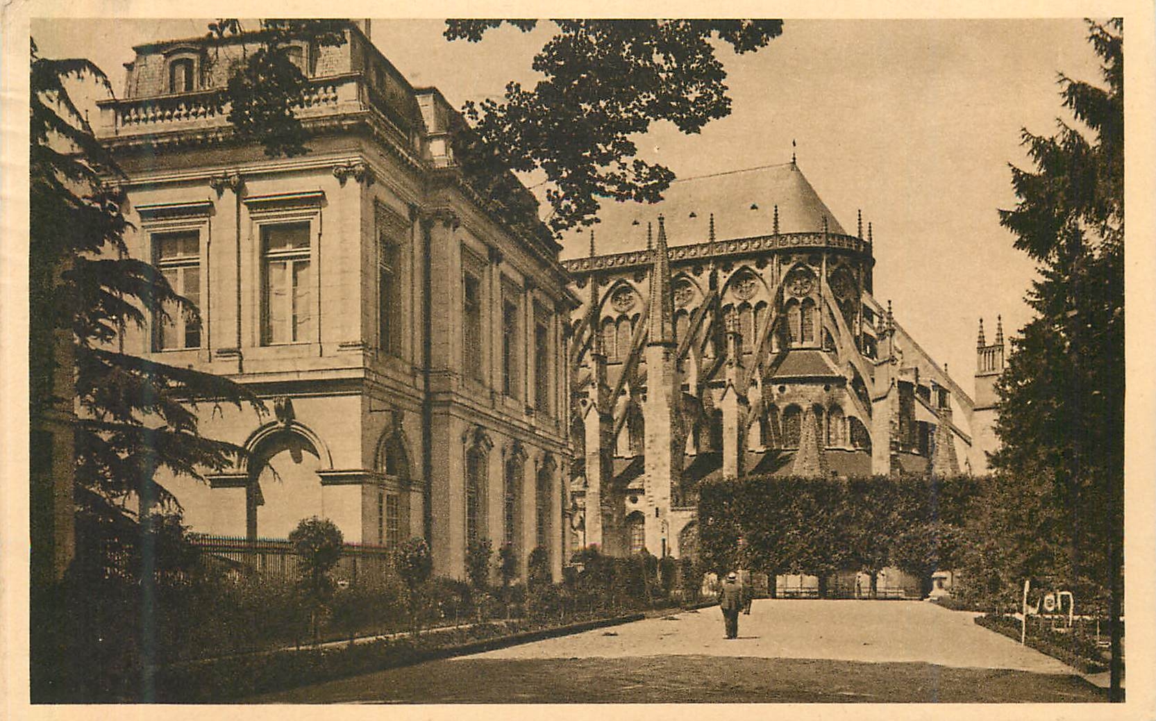 CPA Bourges Cher L Hotel de Ville et l abside de la cathedrale 