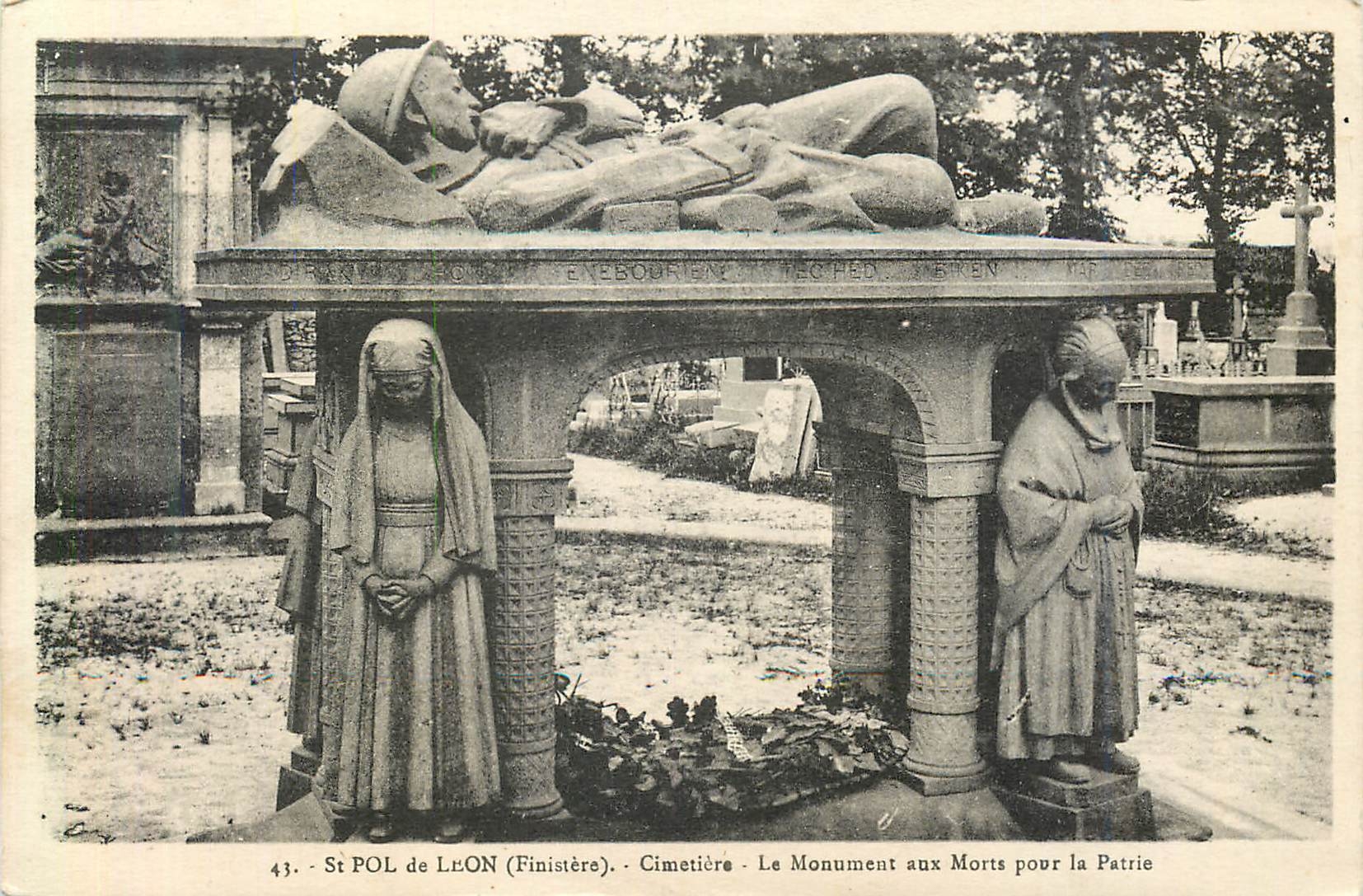 CPA St Pol de Leon Finistere Cimetiere Le Monument aux Morts pour la Patrie 