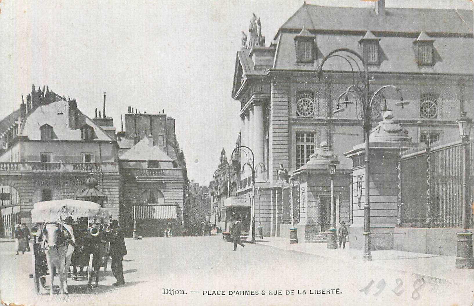 CPA Dijon Place d Armes Rue de la Liberte 