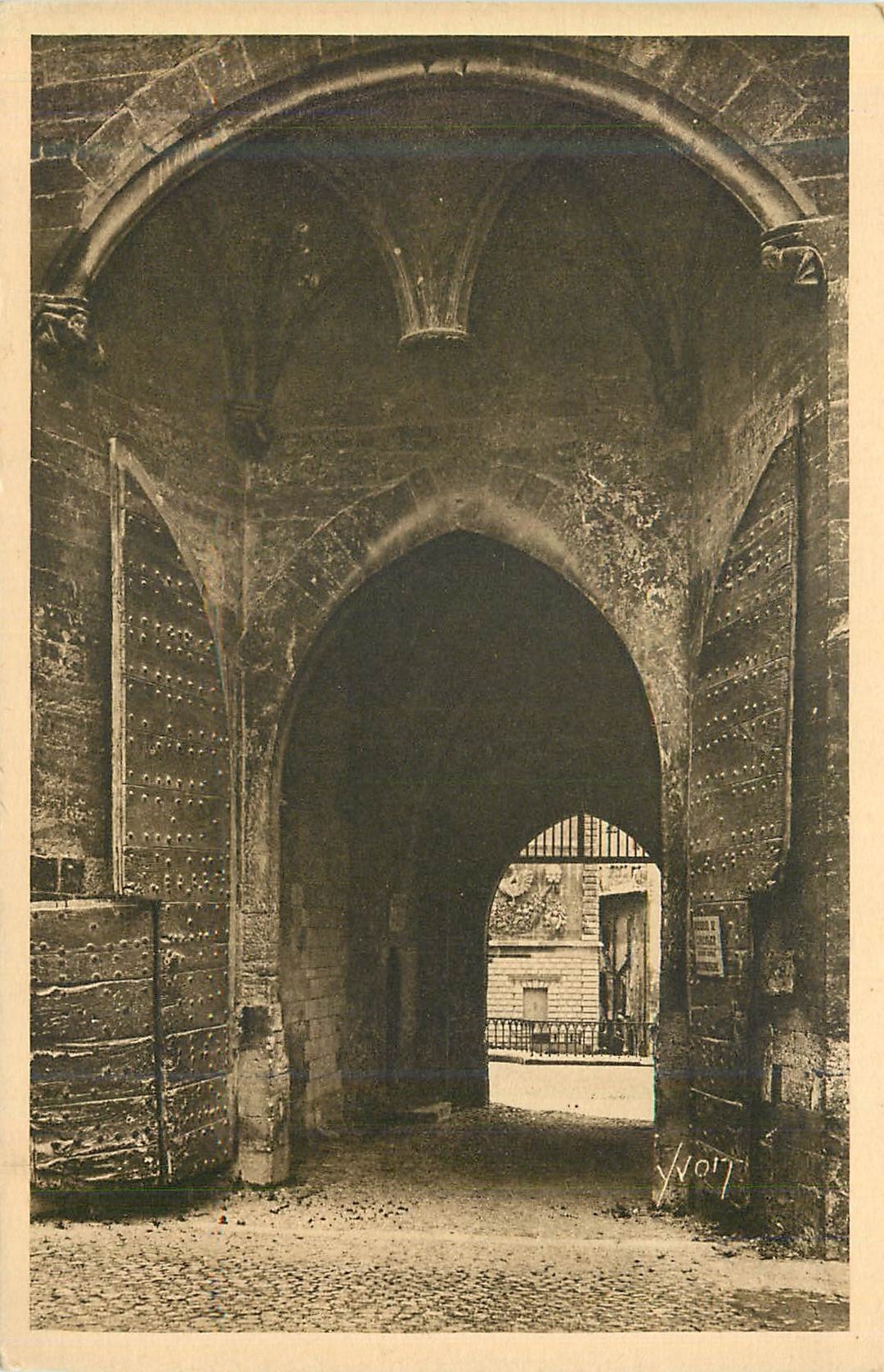 CPA Avignon Vaucluse Palais des Papes Porte d Entree vue de la Cour interieure 