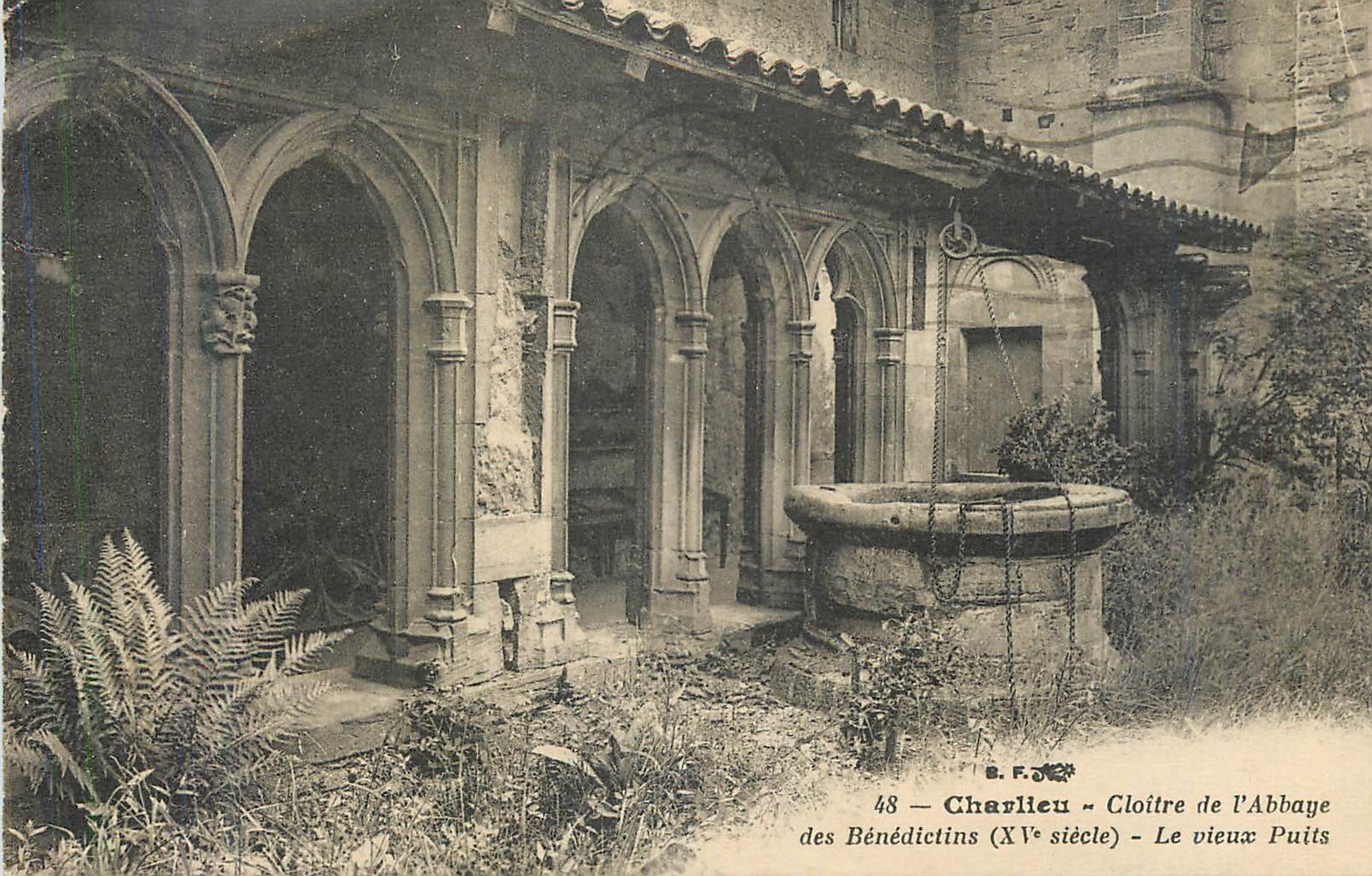 CPA Charlieu Cloitre de l Abbaye des Benedictins Le vieux Puits 