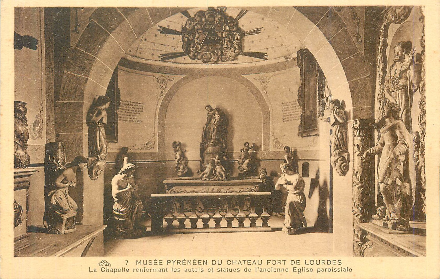 CPA Musee Pyreneen du Chateau Fort de Lourdes La Chapelle renfermant les autels 