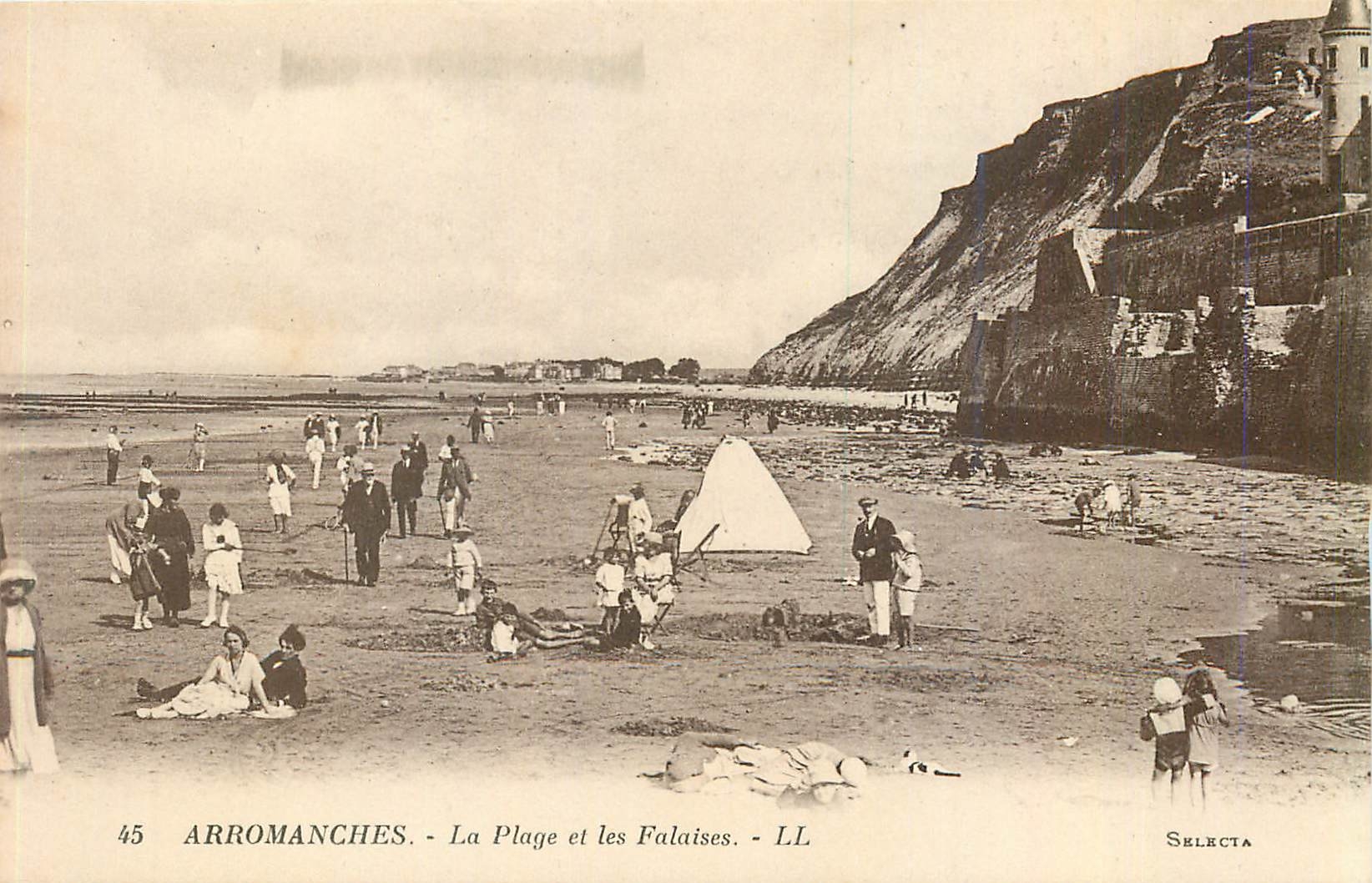 CPA Arromanches La Plage et les Falaises 