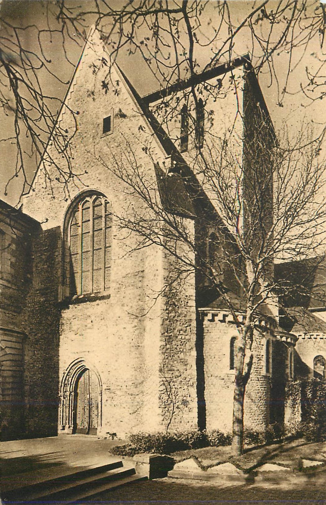 Solemes — L'entrée de l'Église Abbatiale — Édition des Amis de Solemes