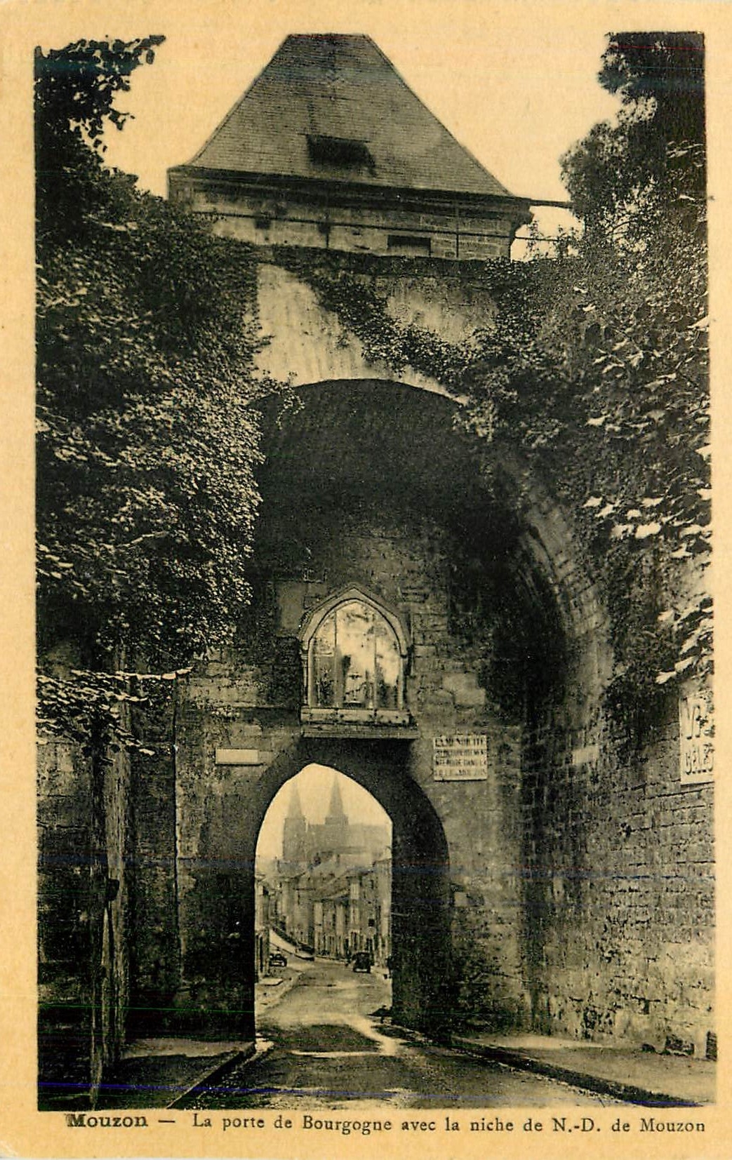 CPA Mouzon La porte de Bourgogne avec la niche de ND de Mouzon 
