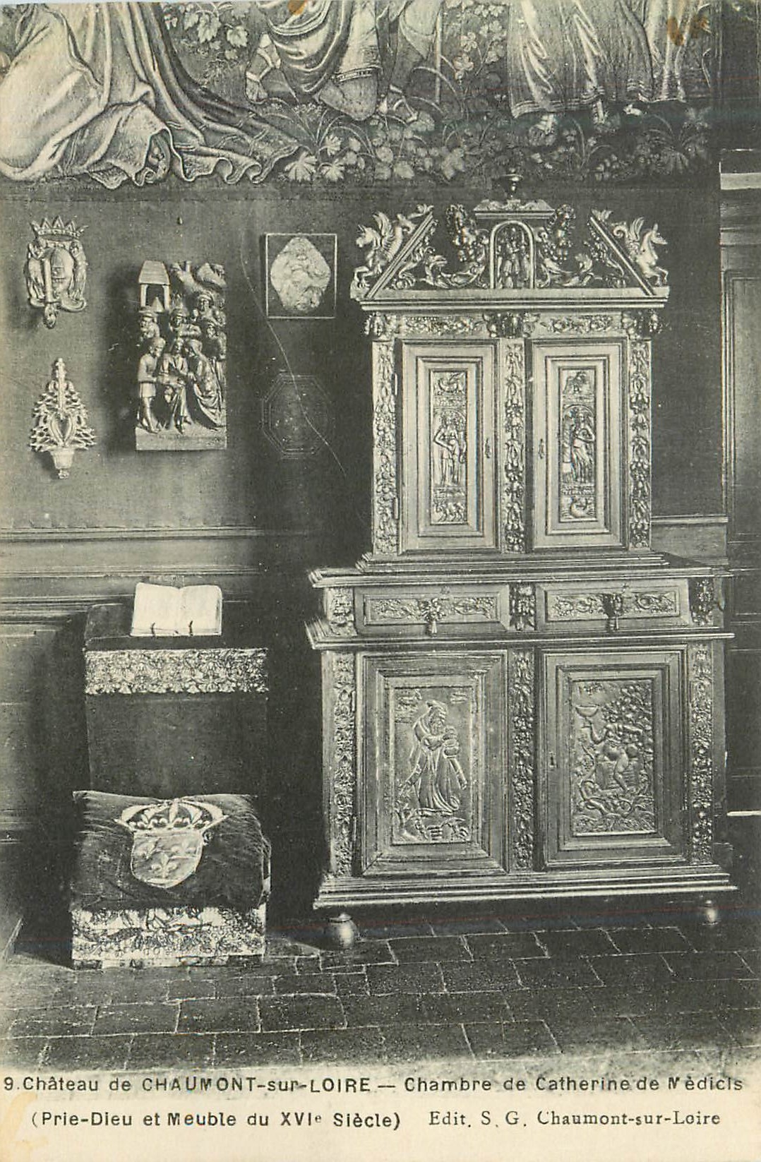 Château de Chaumont-sur-Loire — Chambre de Catherine de Médicis — Meuble du XVIe siècle