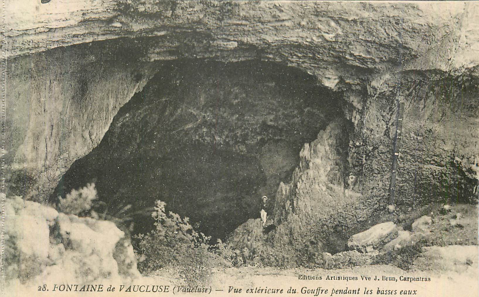 Fontaine de Vaucluse — Äußere Ansicht des Gouffres während der Niedrigwasser — Künstlerische Editionen Vve J. Brun, Carpentras
