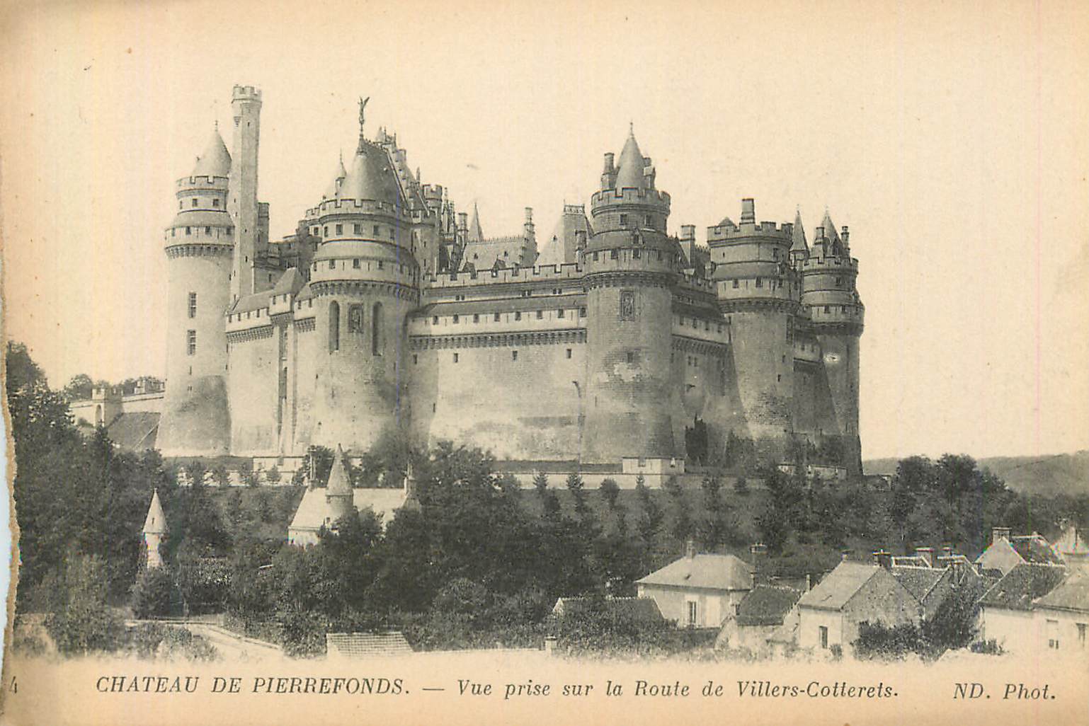 CPA Chateau de Pierrefonds Vue prise sur la Route de Villers Cotterets