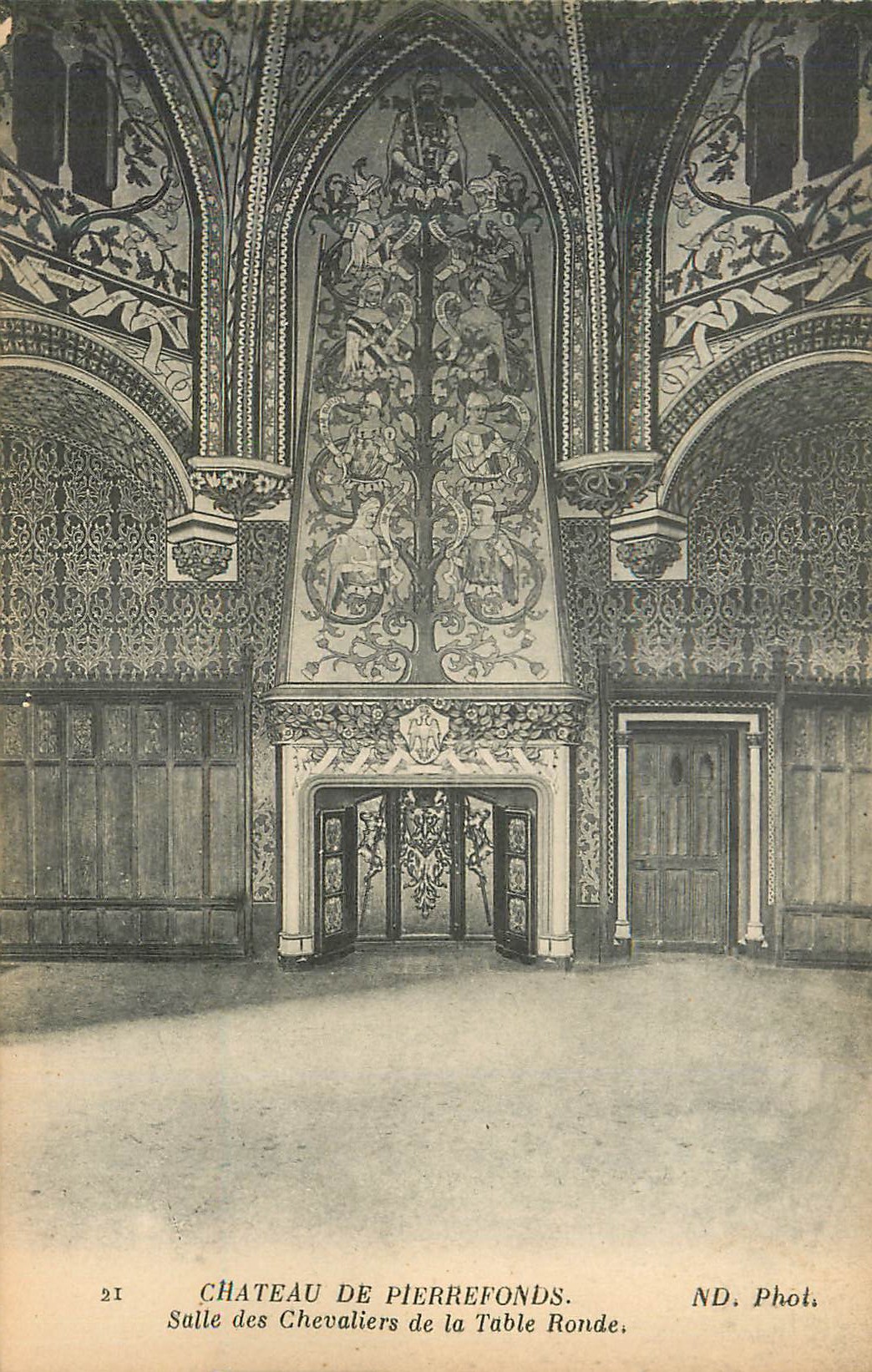 Château de Pierrefonds — Salle des Chevaliers de la Table Ronde — ND. Phot.