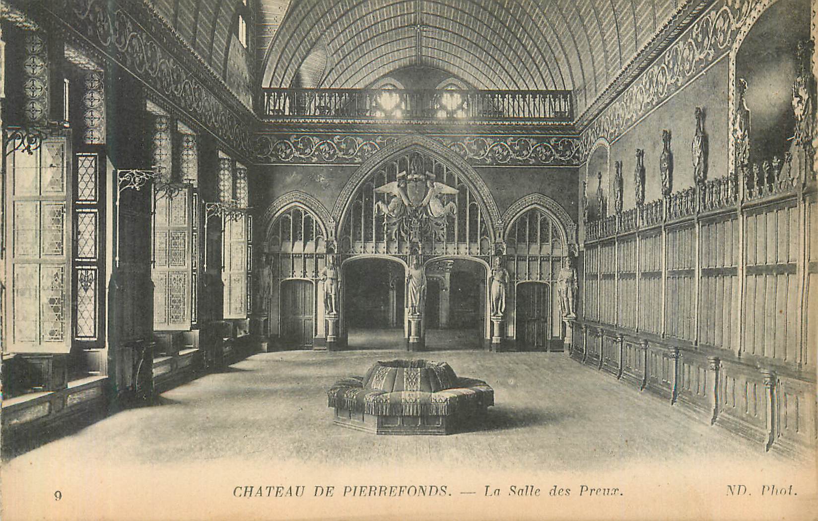 Château de Pierrefonds — La Salle des Preux. — ND. Phot.