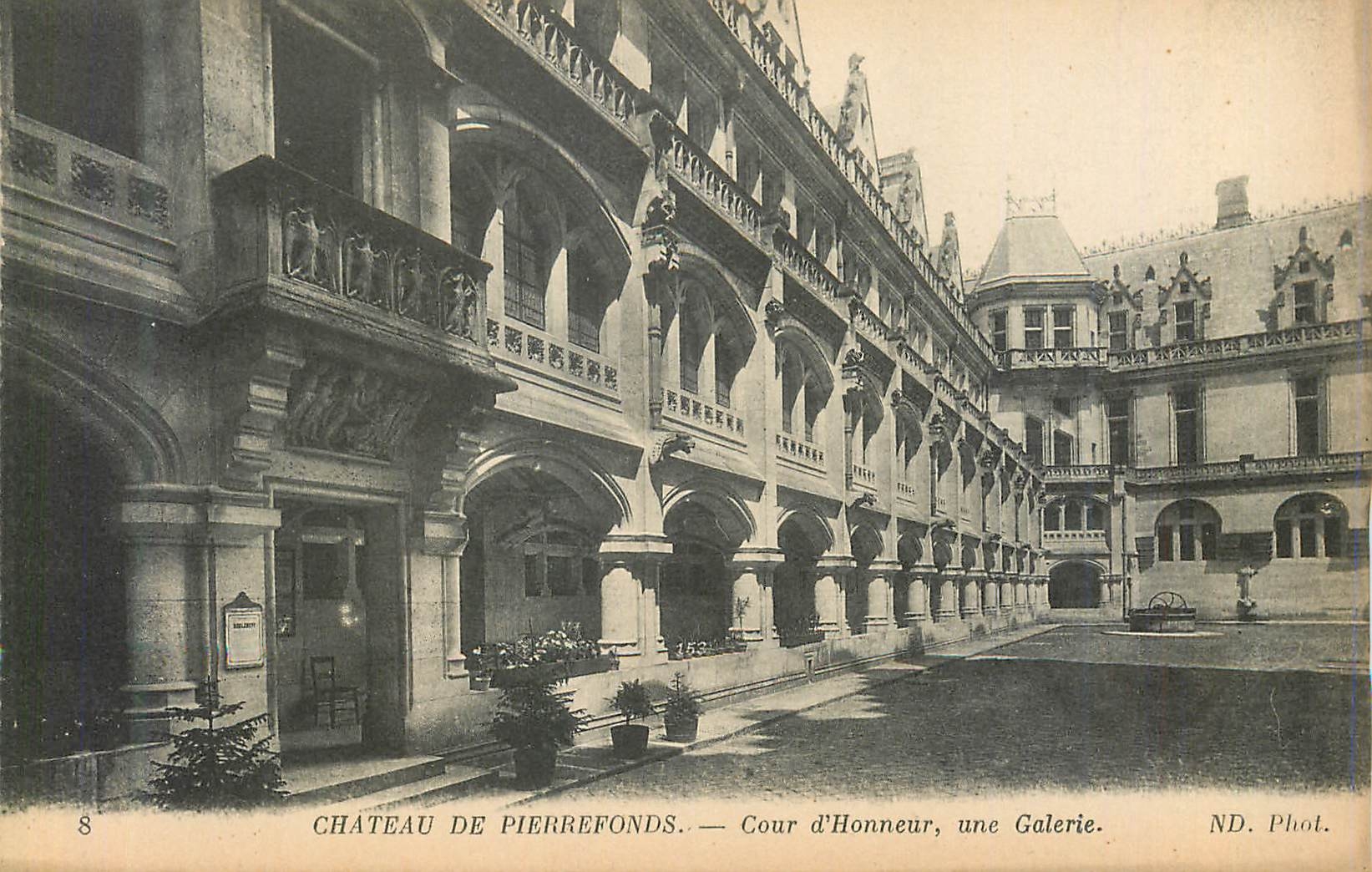 Château de Pierrefonds — Cour d'Honneur, une Galerie