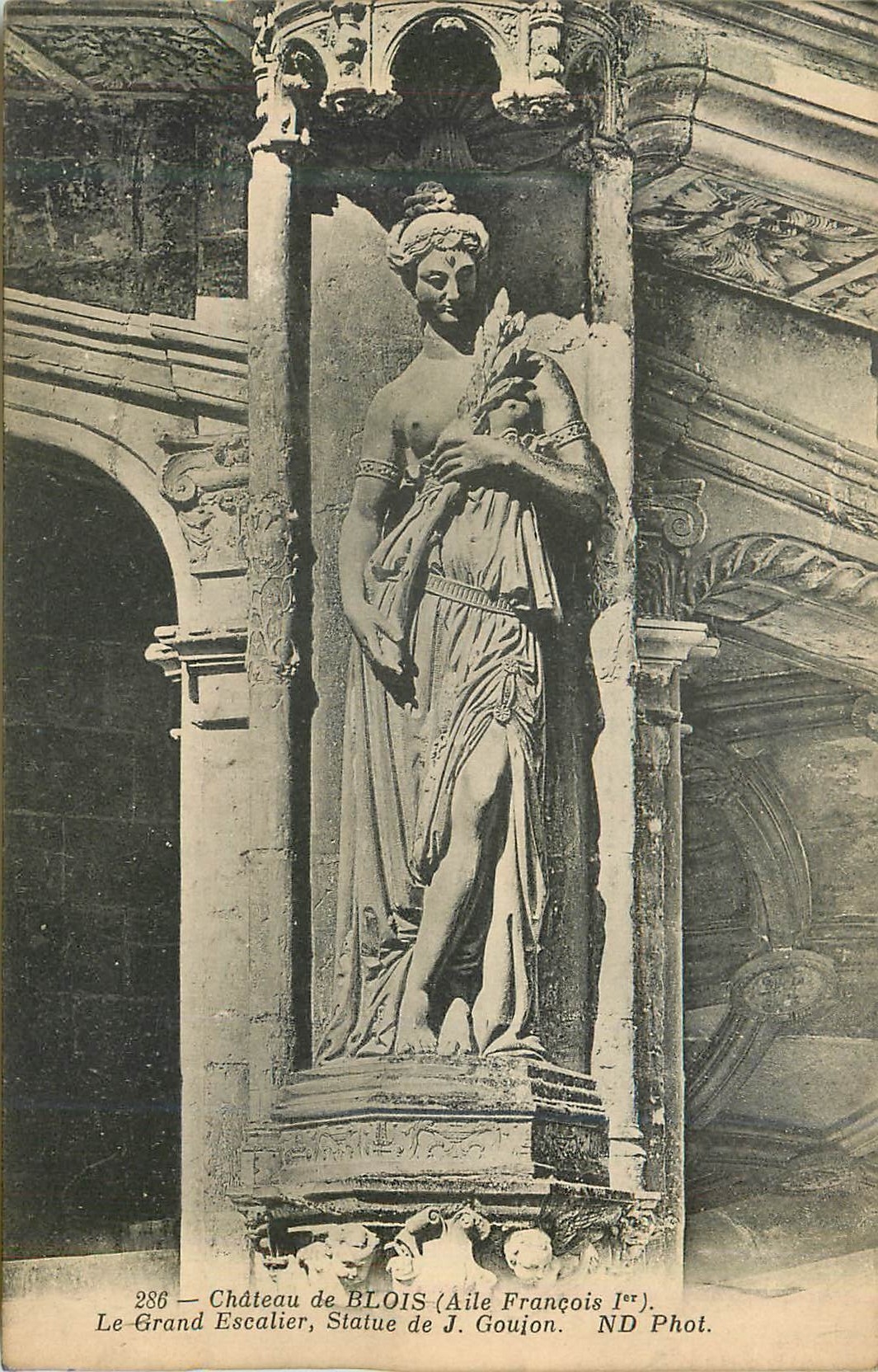 CPA Chateau de Blois Le Grand Escalier Statue de J Goujon