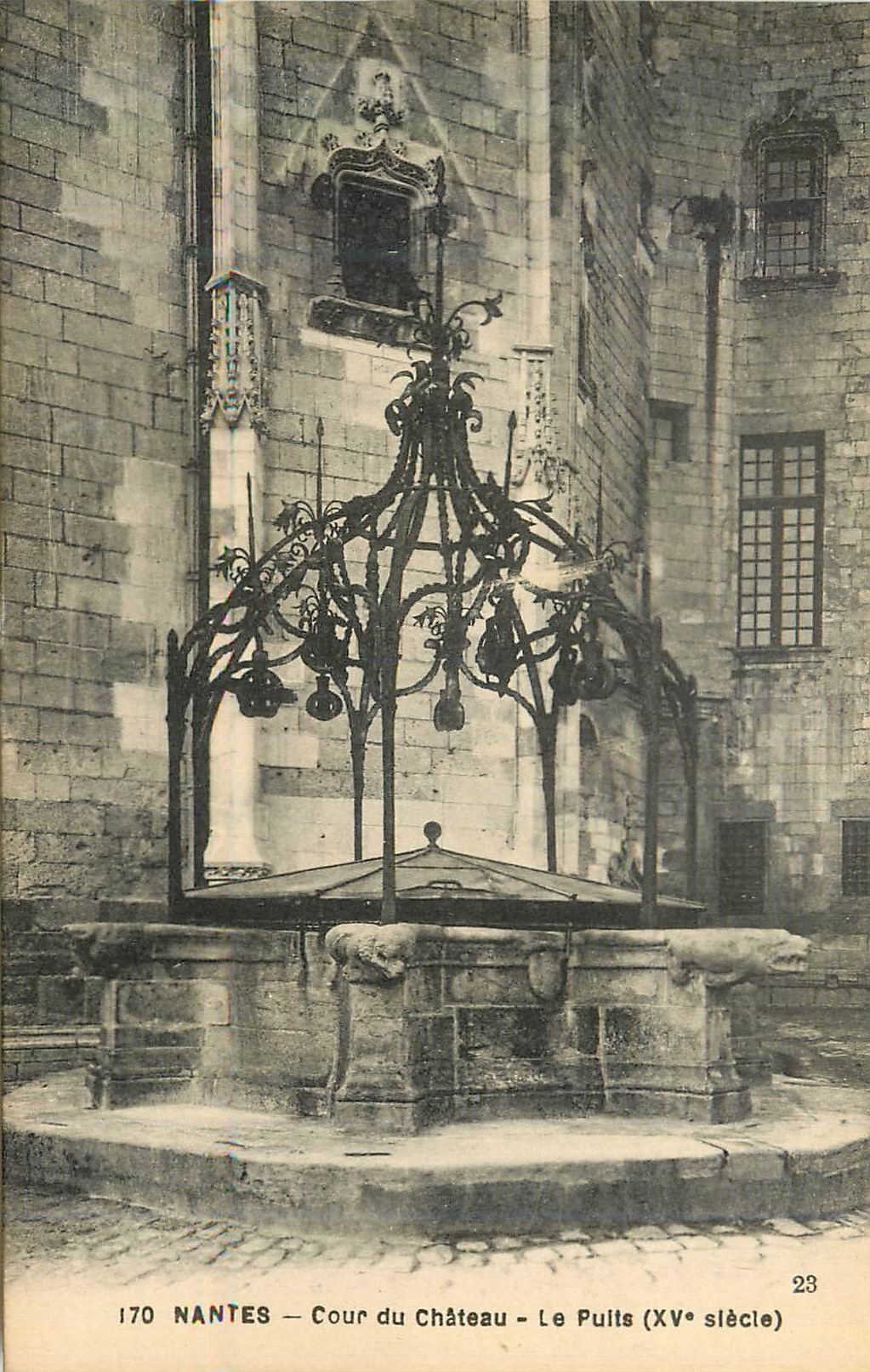 CPA Nantes Cour du Chateau Le Puits 